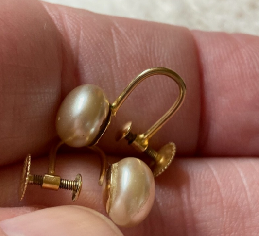 Excellent vintage 9 carat yellow gold imitation pearl screw back earring